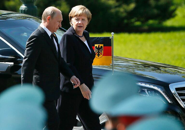 Angela Merkel und Wladimir Putin legten gemeinsam am Grabmal des Unbekannten Soldaten einen Kranz nieder. Anschließend gingen die beiden zu Fuß durch den Alexandergarten in den Kreml.