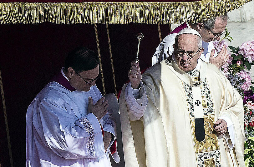 Papst Franziskus zelebriert die Ostermesse auf dem Petersplatz.