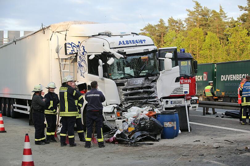 Horror-Unfall auf der A6 bei Nürnberg: Ein LKW schiebt ein Auto unter einen anderen LKW. Vier Menschen sterben.