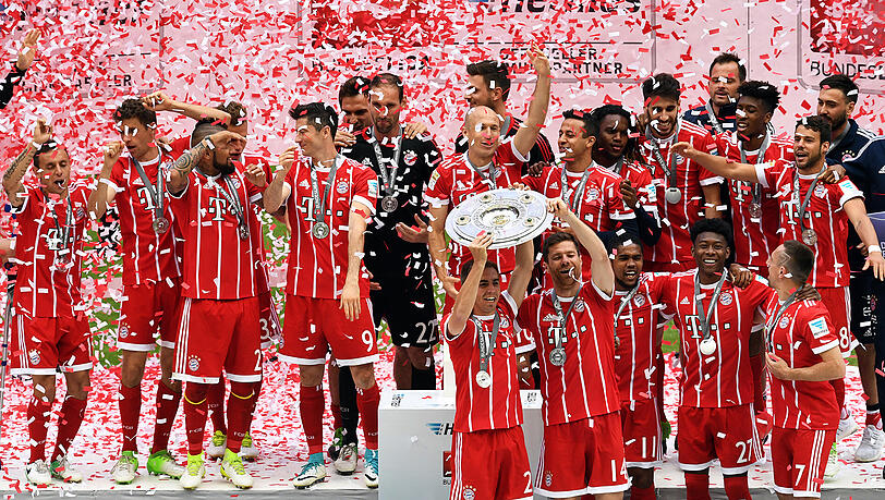 Gemeinsam halten Philipp Lahm und Xabi ALonso die Meisterschale in die Luft. Zum Ende ihrer Karriere feiern sie mit dem FC Bayern die 27. Meisterschaft. Gemeinsam halten Philipp Lahm und Xabi ALonso die Meisterschale in die Luft. Zum Ende ihrer Karriere feiern sie mit dem FC Bayern die 27. Meisterschaft.