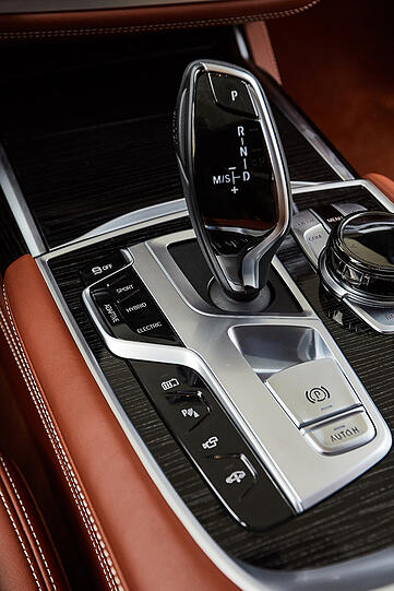 Links neben dem Gangwahl-Hebel findet sich der bei BMW übliche Fahrerlebnisschalter. Hier können unter anderem die Fahrmodi "Hybrid", "Electric" und "Battery Control" abgerufen werden.