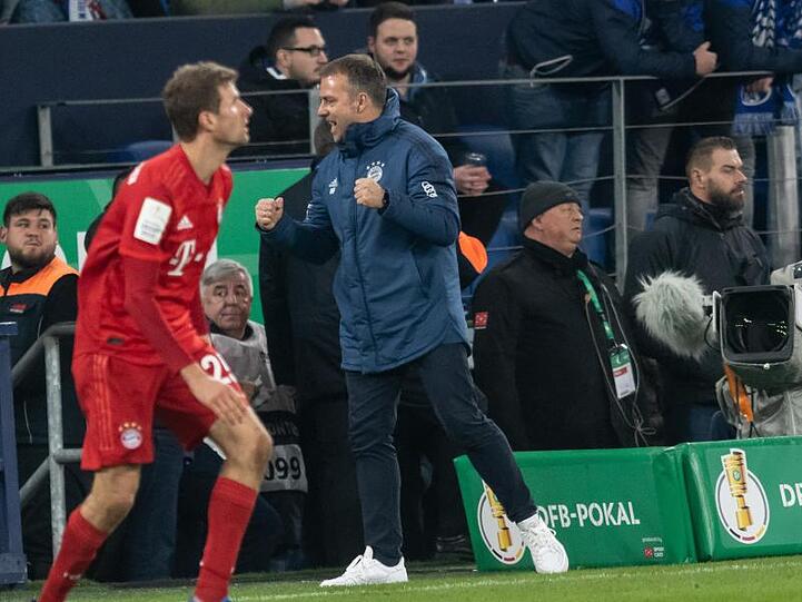 Trainer Hans-Dieter Flick von Bayern jubelt beim Schlusspfiff. Links Thomas Müller. Foto: Bernd Thissen/dpa