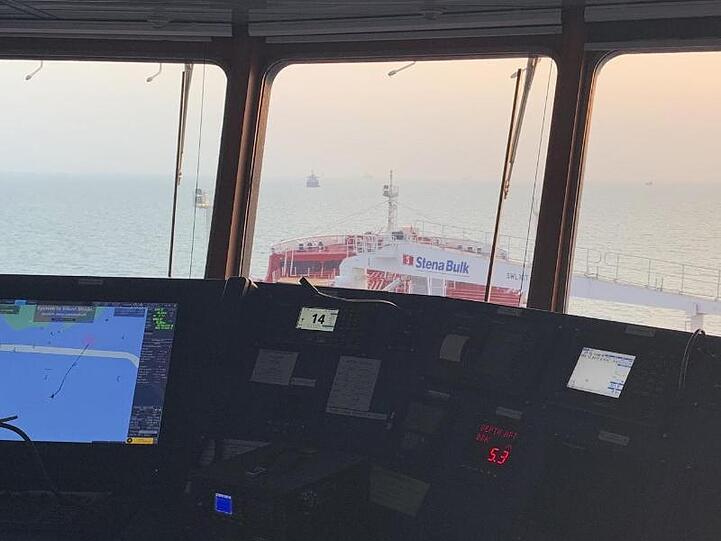 Innenaufnahme der Brücke des unter britischer Flagge fahrenden Öltankers "Stena Impero".
