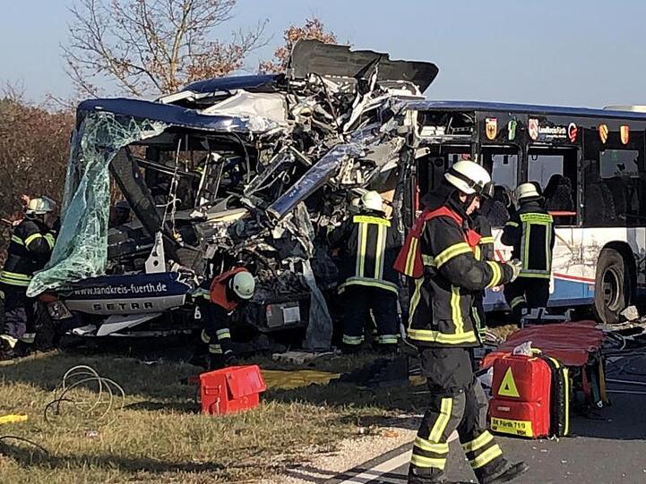 Bei dem Zusammenstoß von zwei Schulbussen im Landkreis Fürth sind mehrere Kinder schwer verletzt worden.