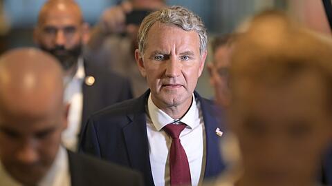 Thüringens AfD-Spitzenkandidat Björn Höcke will Gespräche mit den anderen Parteien über eine Regierungsbeteiligung führen - trotz fehlender Koalitionsaussichten.