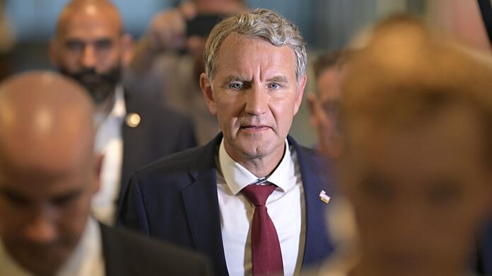 Thüringens AfD-Spitzenkandidat Björn Höcke will Gespräche mit den anderen Parteien über eine Regierungsbeteiligung führen - trotz fehlender Koalitionsaussichten.