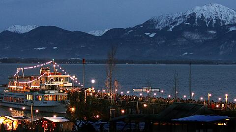 Ausflügler kommen am Bootssteg auf der Fraueninsel im Chiemsee an.