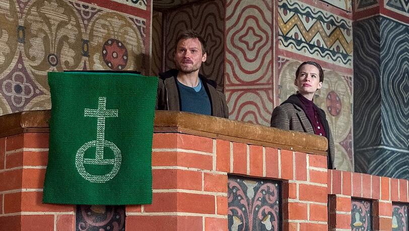 "Die Toten am Meer: Tod eines Pastors": Michael Brandt (Anton Spieker, l.) und Ria Larsen (Marlene Tanczik) in der Kirche des Ermordeten. "Die Toten am Meer: Tod eines Pastors": Michael Brandt (Anton Spieker, l.) und Ria Larsen (Marlene Tanczik) in der Kirche des Ermordeten.