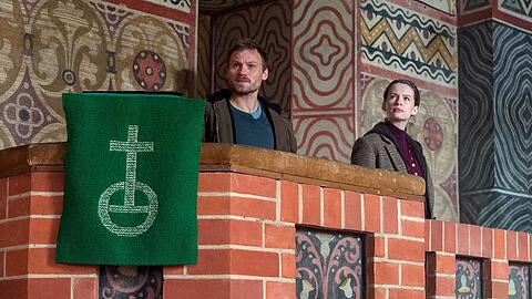 "Die Toten am Meer: Tod eines Pastors": Michael Brandt (Anton Spieker, l.) und Ria Larsen (Marlene Tanczik) in der Kirche des Ermordeten.