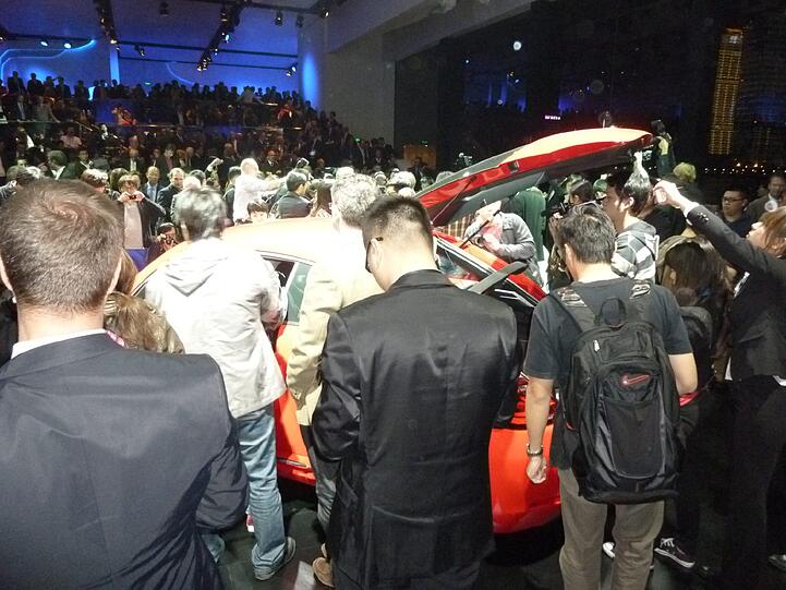 Total belagert: Die Gäste der Weltpremiere in Shanghai stürzten sich auf den neuen VW Beetle.
