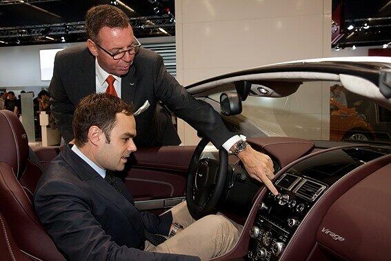 1860-Geschäftsführer Robert Schäfer zu Gast am Aston-Martin-Stand bei der IAA