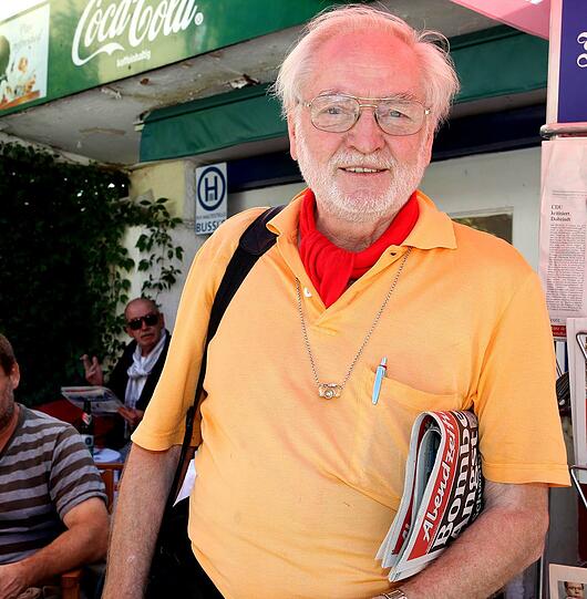 NACHBARSCHAFTSHILFE UND GELASSENHEIT: Wolfgang Roucka, Schwabinger Original: &bdquo;Ja, in der Schwabinger 7 hat schon immer eine Bombenstimmung geherrscht. Ich hatte doppeltes Pech: Ich bin mit meiner Wohnung in der Kaiserstraße und mit meinem Geschäft in der Feilitzschstraße evakuiert worden. Zum Glück passe ich gerade am Arabellapark auf eine Wohnung auf und füttere da die Fische, deshalb konnte ich dort übernachten. Aber ich freue mich, wenn ich sehe, wie angenehm sich das hier regelt in Schwabing. Nachbarn helfen sich, die Leute bleiben alle gelassen. Das liebe ich so an Schwabing!&ldquo;