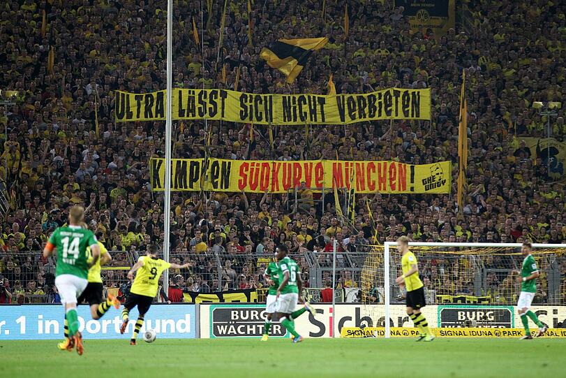 Geste für die Bayern-Fans - auf der Dortmunder Tribüne!