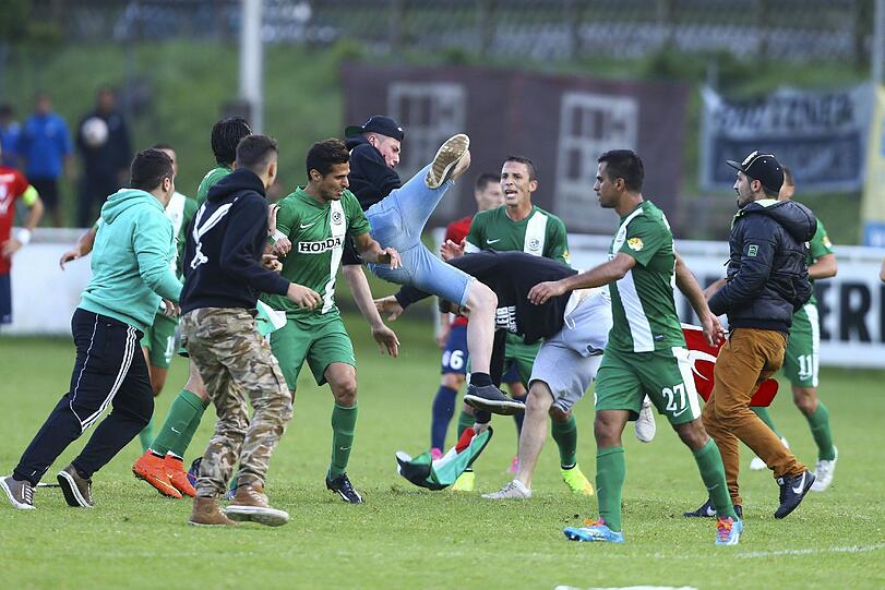 Hass und Gewalt: Prügel-Fans stürmen das Feld mit Palästina-Fahnen und gehen auf die Spieler der israelischen Mannschaft los. Die Bilder.