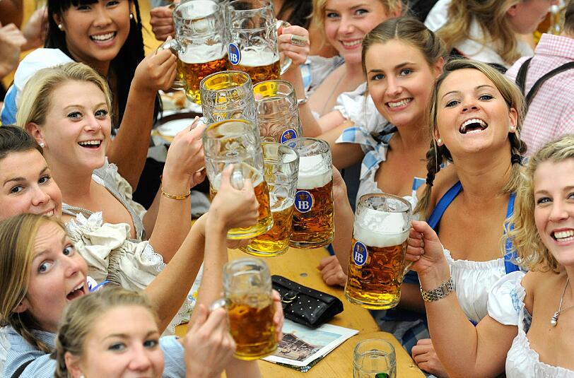 Die deutschen Wiesn-Besucher haben eine klare Präferenz, welche Nation im Bierzelt neben ihnen sitzen soll