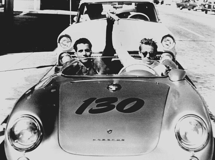 James Dean (r.) mit seinem Mechaniker in seinem Porsche 550 Spyder ("Little Bastard"). Der junge Schauspieler hatte sich in den silberfarbenen Sportwagen auf den ersten Blick verliebt. Mit dem seltenen und teuren Porsche 550 Spyder trainierte er für ein Rennen. Ein ganz banaler Unfall, bei dem ihm ein Straßenkreuzer die Vorfahrt nahm, kostete Dean 1955 das Leben.