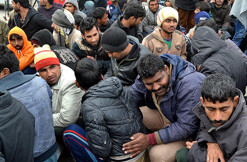 Hunderte Flüchtlinge, die am Freitag aus dem "Hotspot" von Chios ausgebrochen waren, harrten am Samstag im Hafen der Inselhauptstadt aus.