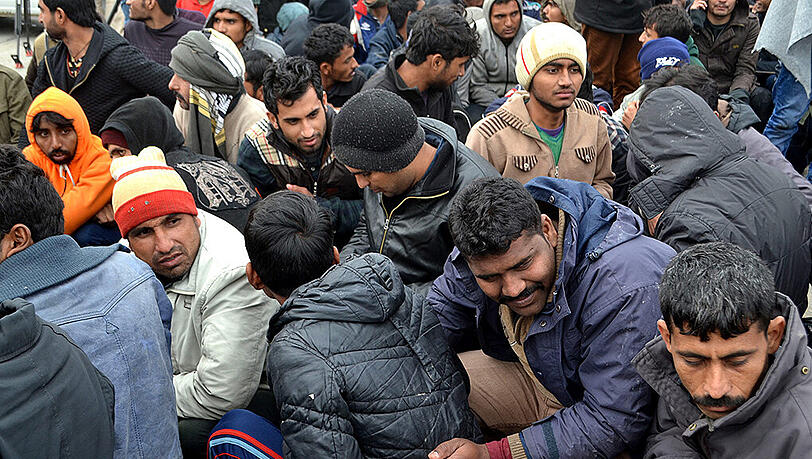 Hunderte Flüchtlinge, die am Freitag aus dem "Hotspot" von Chios ausgebrochen waren, harrten am Samstag im Hafen der Inselhauptstadt aus. Hunderte Flüchtlinge, die am Freitag aus dem "Hotspot" von Chios ausgebrochen waren, harrten am Samstag im Hafen der Inselhauptstadt aus.
