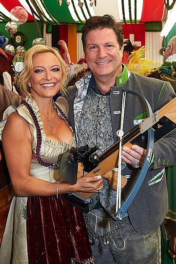 Schauspieler Francis Fulton-Smith und seine Lebensgefährtin Claudia Hillmeier.