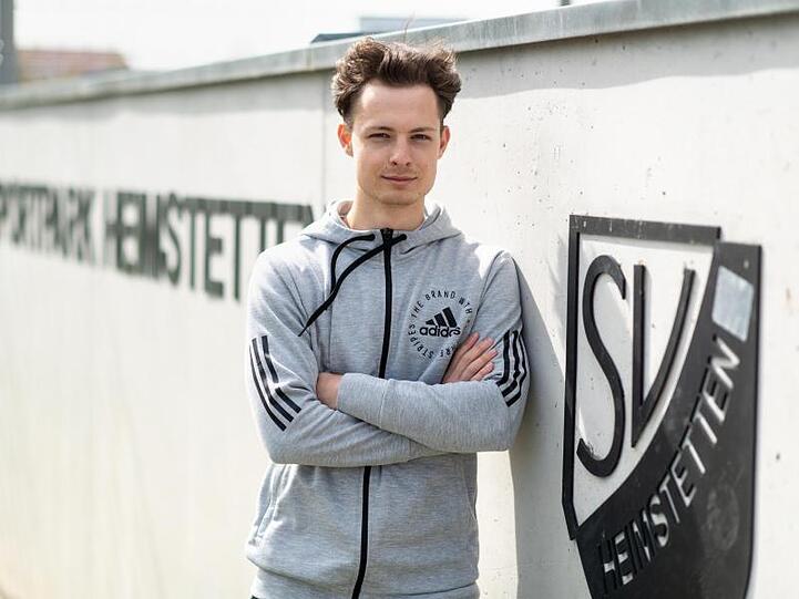 Luca Beckenbauer, Fußballspieler beim SV Heimstetten, blickt vor dem Trainingsgelände des Vereins in die Kamera. Foto: Matthias Balk/dpa/Archivbild