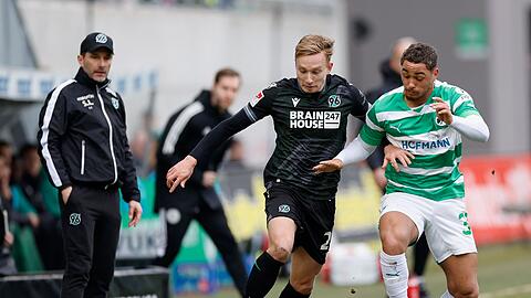 Hannovers Jannik Dehm (M) und Fürths Armindo Sieb vor Hannovers Trainer Stefan Leitl (l).