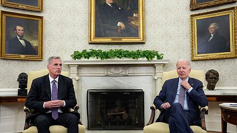US-Präsident Joe Biden trifft sich mit Kevin McCarthy, Sprecher des Repräsentantenhauses, um über die Schuldenobergrenze zu sprechen.