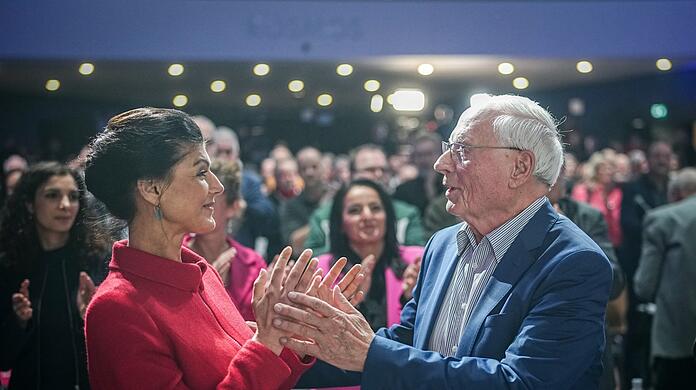 Oskar Lafontaine und Sahra Wagenknecht freuen sich über den Applaus auf dem Gründungsparteitagihrer neuen Partei "Bündnis Sahra Wagenknecht – für Vernunft und Gerechtigkeit".