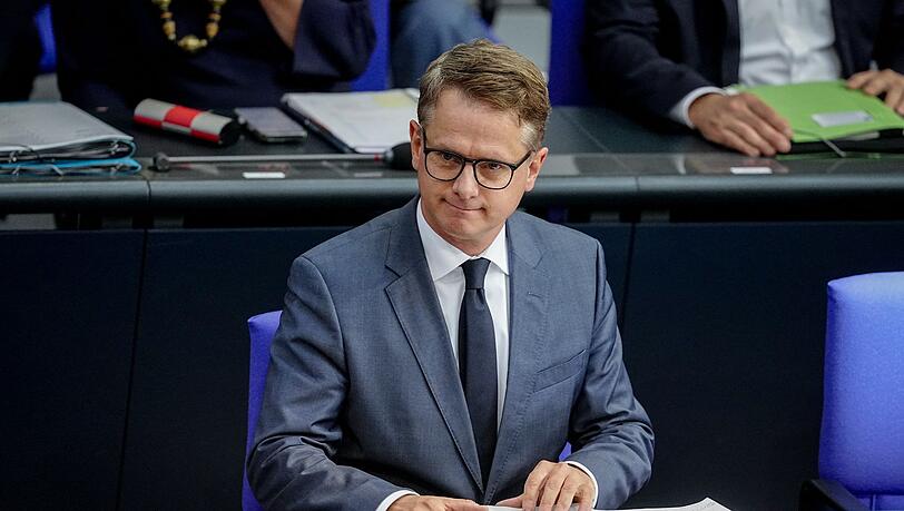 Gesundheitsminister Carsten Linnemann (CDU) h&auml;lt an seinem Pflege-Zeitplan fest. (Archivfoto)