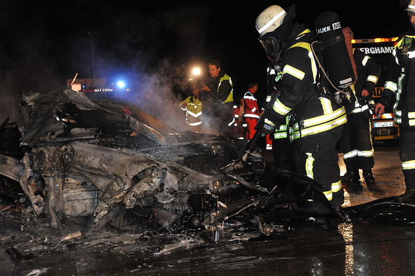 &bdquo;Die haben wahnsinniges Glück gehabt. Ihr Porsche war mit mindesten Tempo 150 Kilometern pro Stunde unterwegs&ldquo; - die Bilder vom Horror-Crash auf der A92.