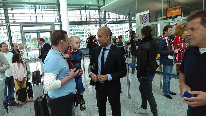 Der FC Bayern vor dem Abflug nach Prag.