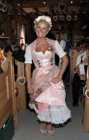 Outfit Nr. 2: Weiter gehts am Abend im Käferzelt in Rosa.