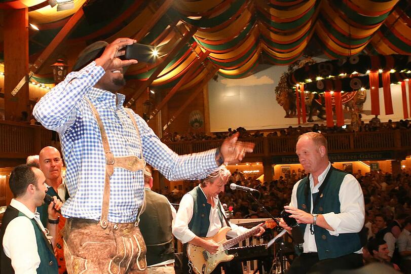 Hatte sichtlich Spaß: Usain Bolt im Schützenzelt.