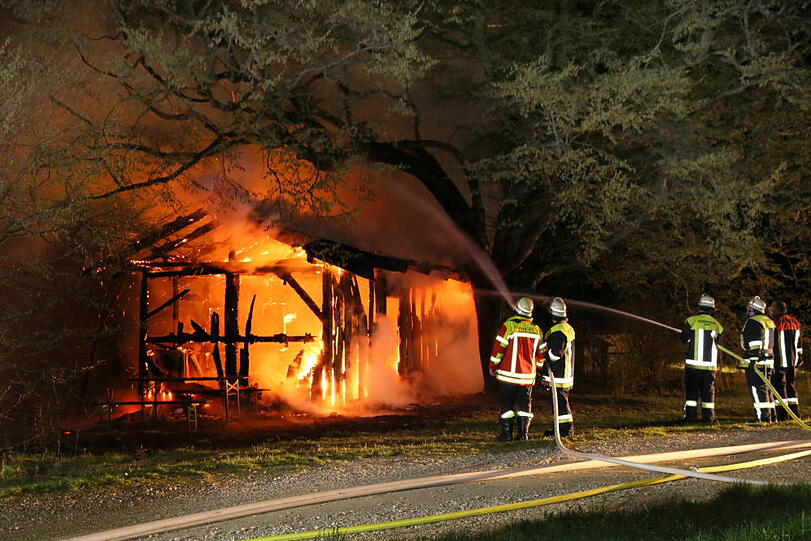 Die kleine Hütte am Waldrand stand beim Eintreffen der Feuerwehr im Volbrand. Die Flammen schlugen teilweise bis zu zwölf Meter hoch.