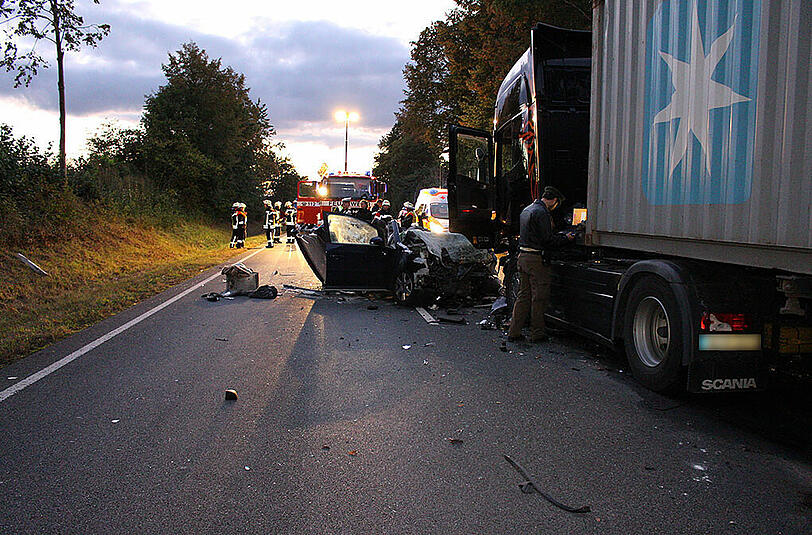 Bei dem Crash wurde der VW Touran komplett zerstört. Die Bilder von der Unfallstelle.