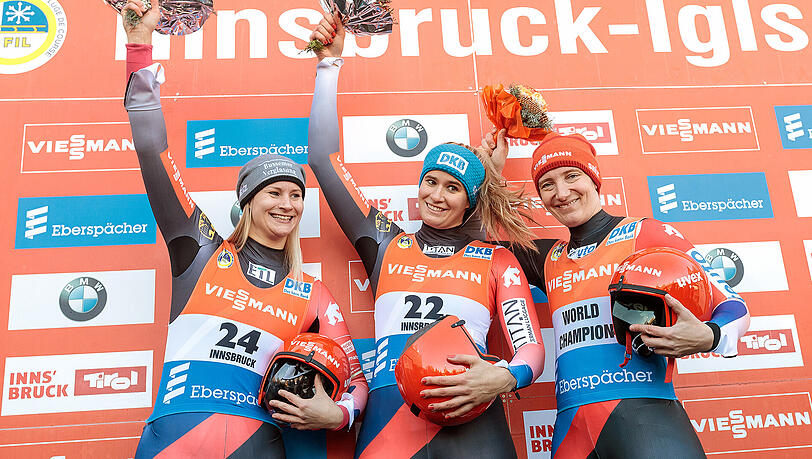 Dajana Eitberger (l-r;2.), Natalie Geisenberger (1.) und Tatjana Hüfner (3.) bejubeln den deutschen Dreifachsieg. Dajana Eitberger (l-r;2.), Natalie Geisenberger (1.) und Tatjana Hüfner (3.) bejubeln den deutschen Dreifachsieg.