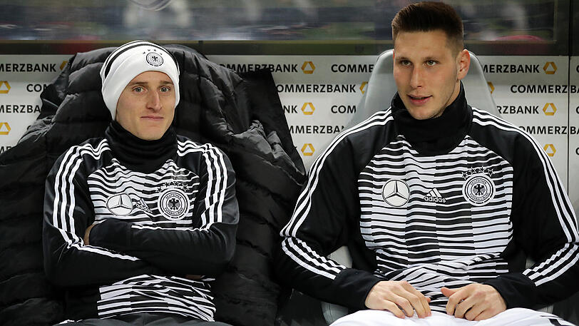 Wie auch beim FC Bayern sind Sebastian Rudy und Niklas Süle für Joachim Löw als Joker vorgesehen. Sollte Boateng doch ausfallen, würde Niklas Süle vermutlich eine größere Rolle zuteil werden. Er kommt auf neun Länderspiele und war unter anderem beim Confed Cup im Einsatz, wo Sebastian Rudy Stammspieler war. Für die WM könnte der Mittefeldmann allerdings gestrichen werden.