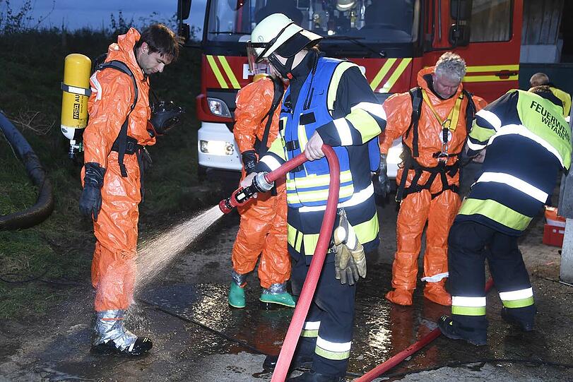 Sechs Stunden lang kämpften zahlreiche Hilfskräfte in Großpienzenau in der Gemeinde Weyarn um die Rettung einer 500 Kilogramm schweren Kuh, die in eine Odelgrube gestürzt war.