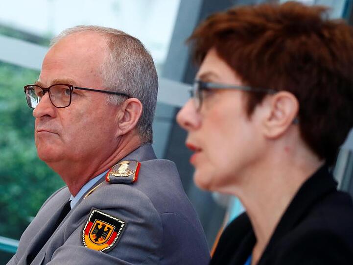 Verteidigungsministerin Annegret Kramp-Karrenbauer (r, CDU) und Eberhard Zorn, Generalinspekteur der Bundeswehr, bei einer Pressekonferenz zur Reform des Kommando Spezialkräfte (KSK).