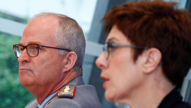Verteidigungsministerin Annegret Kramp-Karrenbauer (r, CDU) und Eberhard Zorn, Generalinspekteur der Bundeswehr, bei einer Pressekonferenz zur Reform des Kommando Spezialkräfte (KSK). Verteidigungsministerin Annegret Kramp-Karrenbauer (r, CDU) und Eberhard Zorn, Generalinspekteur der Bundeswehr, bei einer Pressekonferenz zur Reform des Kommando Spezialkräfte (KSK).