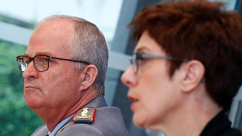 Verteidigungsministerin Annegret Kramp-Karrenbauer (r, CDU) und Eberhard Zorn, Generalinspekteur der Bundeswehr, bei einer Pressekonferenz zur Reform des Kommando Spezialkräfte (KSK).