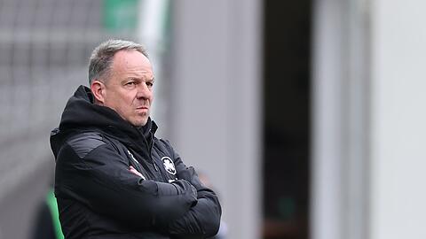 Der Fürther Trainer Alexander Zorniger verfolgt den Spielverlauf.