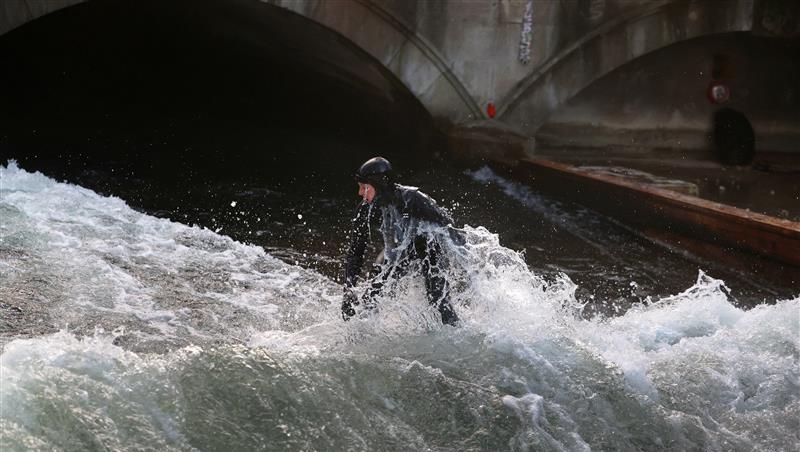 Ein AZ-Reporter war am Samstag, 27. Dezember, vor Ort und sprach mit den Surfern. Die neu entstandene Welle sei deutlich anders und schwieriger zu befahren als zuvor.