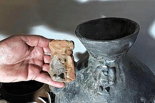 Machen die genannte Bandkeramik-Epoche lebendig: eine 7500 Jahre alte Scherbe und die Nachbildung eines Prunkgefäßes.