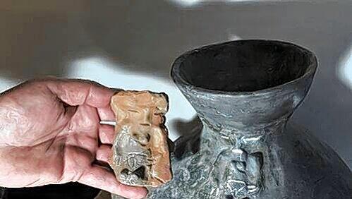 Machen die genannte Bandkeramik-Epoche lebendig: eine 7500 Jahre alte Scherbe und die Nachbildung eines Prunkgefäßes. Machen die genannte Bandkeramik-Epoche lebendig: eine 7500 Jahre alte Scherbe und die Nachbildung eines Prunkgefäßes.