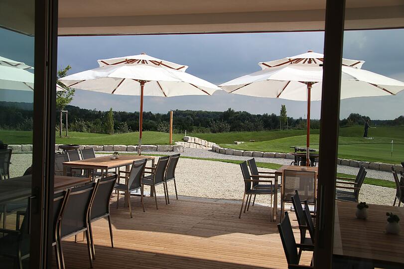 Blick vom Lokal aus auf die Terrasse.