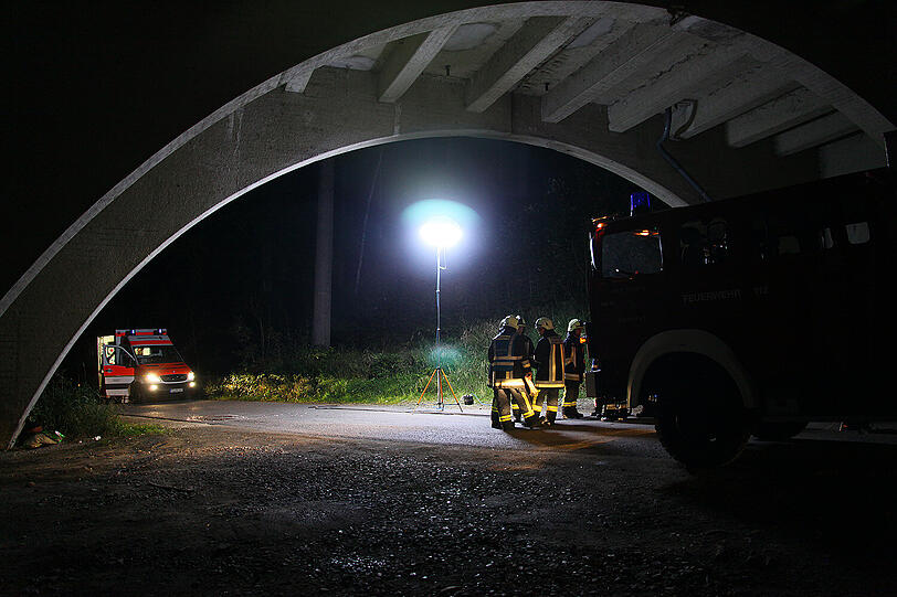Tragischer Unfall auf der A8: In der Dunkelheit merkten zwei Brüder nicht, dass sie auf einer Brücke standen. Sie kletterten über die Leitplanke und stürzten sofort in die Tiefe. Im Bild: Feuerwehr und BRK am Unfallort.