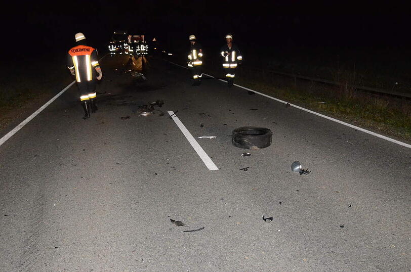 Überholmanöver zum falschen Moment: Zwei Autos krachen frontal ineinander, die beiden Fahrer sind verletzt.