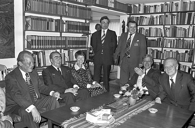 Willy Brandt, Leonid Breschnew, Hannelore Schmidt, Helmut Schmidt und Nikolai Alexandrowitsch Tichonow (v.l.) im Haus von Helmut Schmidt.