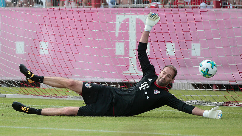 Schon in der Sommervorbereitung musste Tom Starke seinen Fußballruhestand verschieben.