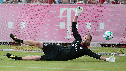Schon in der Sommervorbereitung musste Tom Starke seinen Fußballruhestand verschieben.